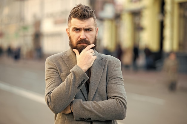 Baard en cool Hipster-uiterlijk Stijlvolle baard en snor herfst- en winterseizoen Baardmode en kappersconcept Man bebaarde hipster stijlvolle modieuze jas Kapperstips onderhouden baard