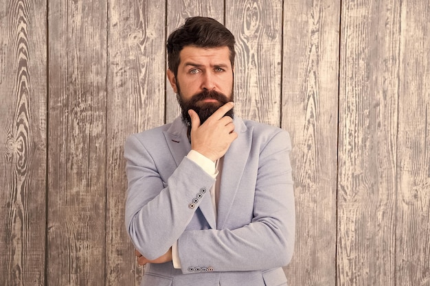 Baard en snor guy goed verzorgde knappe bebaarde hipster draagt smoking herenkapper kapper biedt een reeks pakketten voor bruidegom om zijn grote dag onvergetelijk te maken kapperswinkelconcept