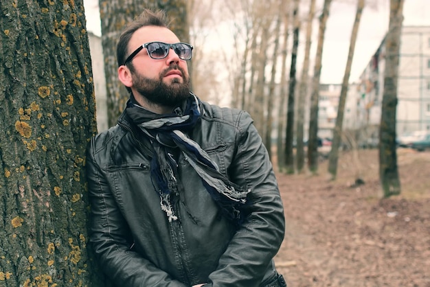 Baard man in park met koptelefoon