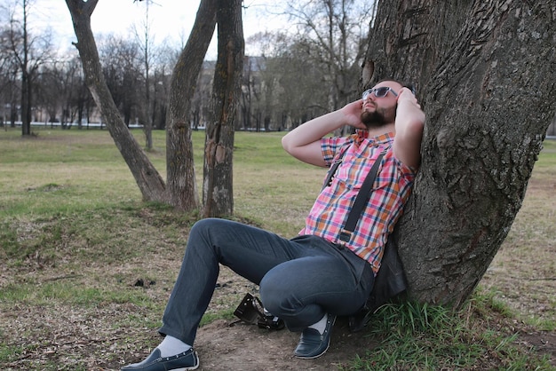 Baard man ontspannen boom