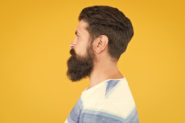 Baard mode en kapper concept Man bebaarde hipster stijlvolle baard en snor gele achtergrond Ik ben perfect Kapper tips onderhouden baard Stijlvolle baard en snor zorg Hipster uiterlijk