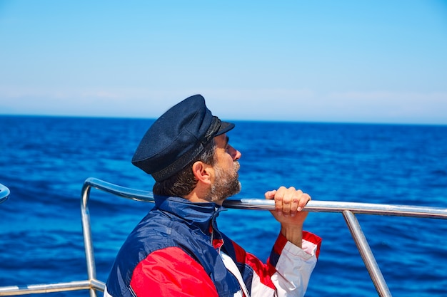 Baard sailor cap man zeilen zee oceaan in een boot