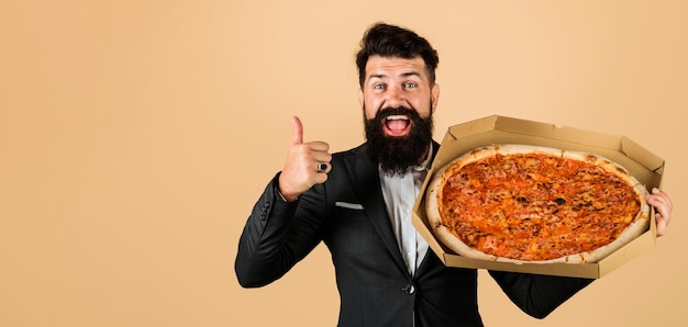 Baarde man met pizza met duim omhoog smaak heerlijke fastfood zakenman met heerlijke Italiaanse