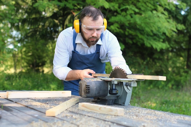 Baardman aan het werk op cirkelzaag