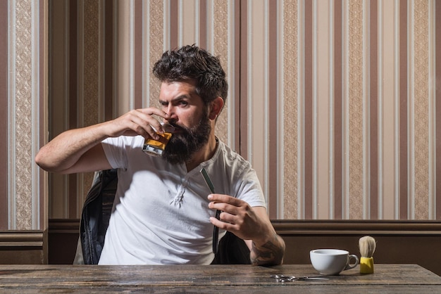 Baardman op bezoek bij kapper in kapperszaak Bebaarde man wordt geknipt door kapper bij barbersh