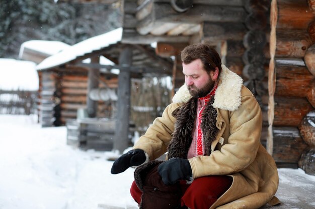 Baardmens in traditioneel de winterkostuum van boer middeleeuwse leeftijd in rusland
