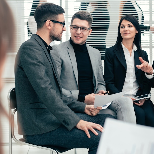 Baas die werkproblemen bespreekt met de werkgroep. bedrijfsconcept