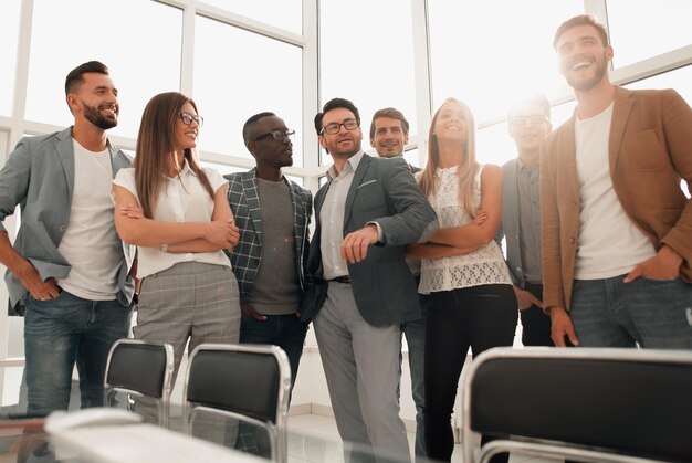 Baas en business team staan in heldere kantoorfoto met kopieerruimte