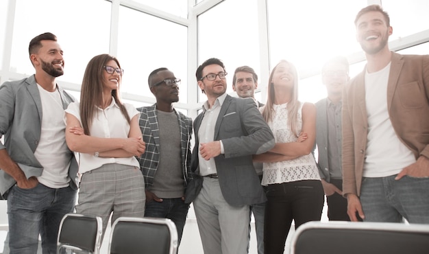 Baas en business team staan in heldere kantoorfoto met kopieerruimte