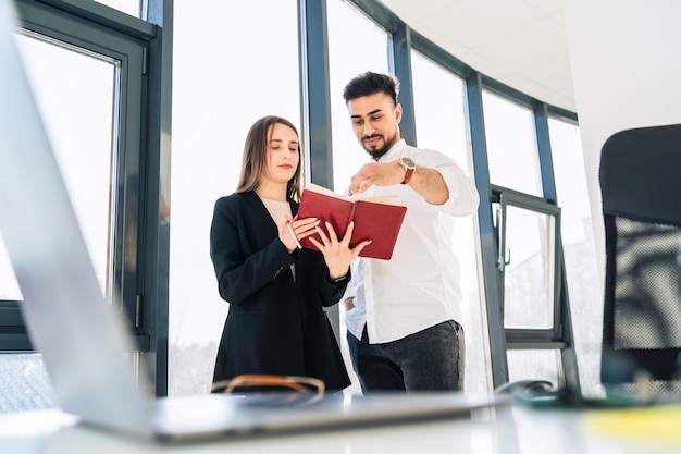 Baas en zijn secretaresse staan op kantoor