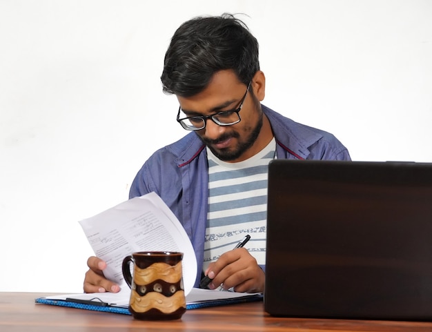 Baas ondertekent de documenten Stock Photo