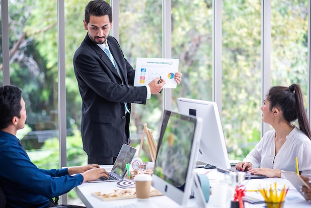 Baas presenteert marketingstrategie voor teamwerk op kantoor