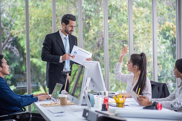 Baas presenteert marketingstrategie voor teamwerk op kantoor