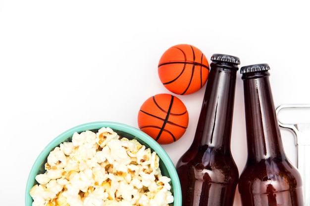 Baasketball match party bottiglia di birra con basket e popcorn