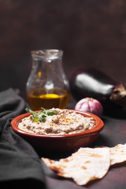 Baba ganush, Ezme Eastern Levantine 요리는 재료와 lavash와 함께 올리브 오일을 부은 허브와 함께 접시에 있습니다.