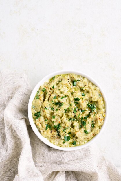 Foto baba ganoush geroosterde aubergine dip