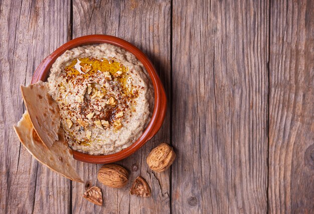 Baba ganoush van gebakken aubergine met sesampasta en stukjes lavash met walnoten