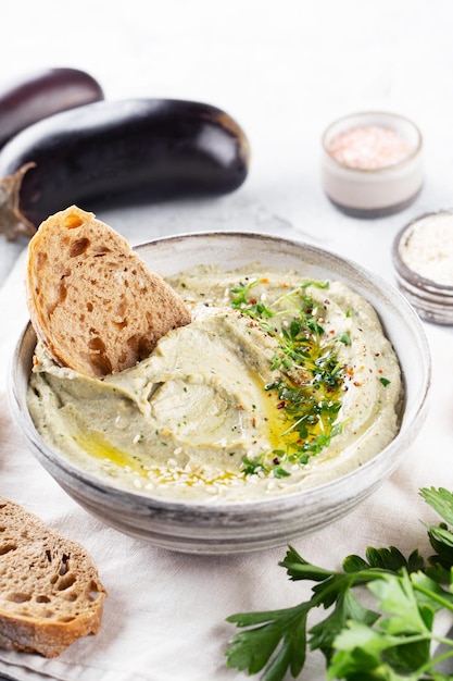 빵과 함께 그릇에 Baba ghanoush babaganoush 또는 가지 후무스