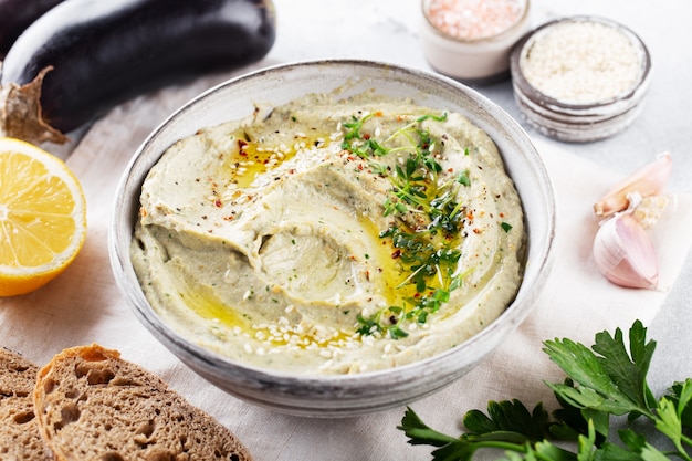 사진 모든 재료와 함께 그릇에 baba ghanoush babaganoush 또는 가지 후무스