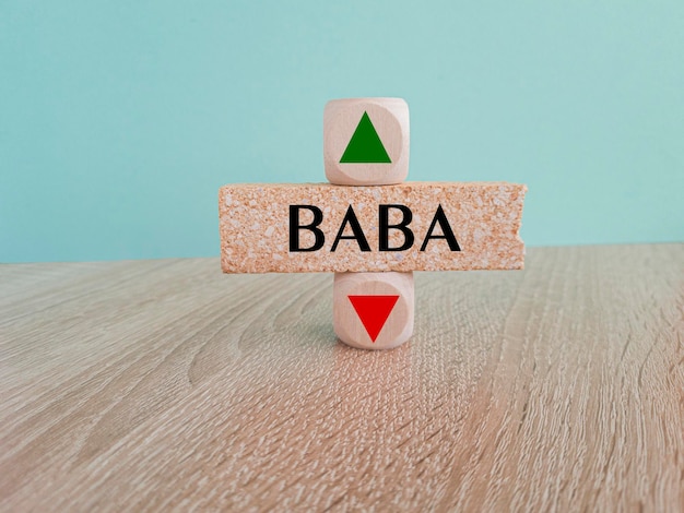 BABA 가격 기호 Alibaba Group Holding 지수를 상징하는 화살표가 있는 벽돌 블록