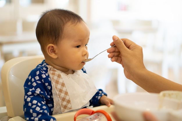 I bambini mangiano cibo a 6 mesi di età