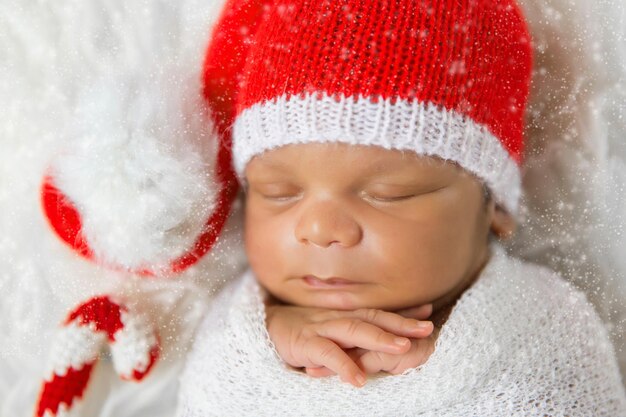 赤ちゃんはサンタクロースの帽子の新年とクリスマスカードにいます