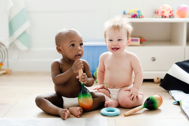 Bambini che giocano insieme in una sala giochi