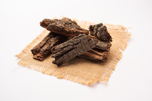 Babul Chaal Acacia Bark는 Vachellia라고도 알려져 있습니다.Nilotica 껍질Kikar Ki ChaalGum Arabic Tree Bark