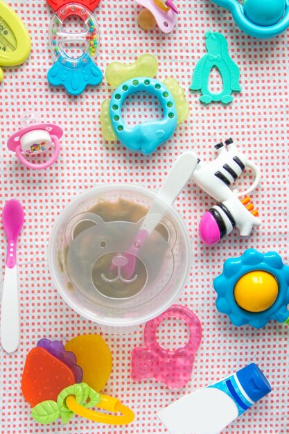 Foto baby accessoires op roze achtergrond op tafel