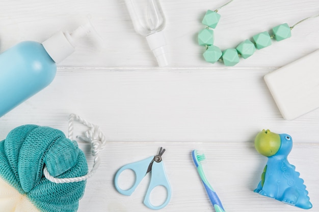 Foto accessori del bambino per l'igiene e il giocattolo di gomma isolati