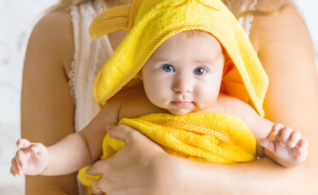 Bambino dopo il bagno in un asciugamano.