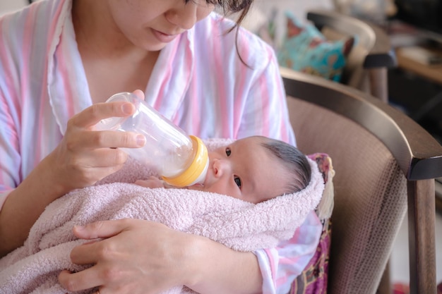 写真 赤ちゃんと哺乳瓶