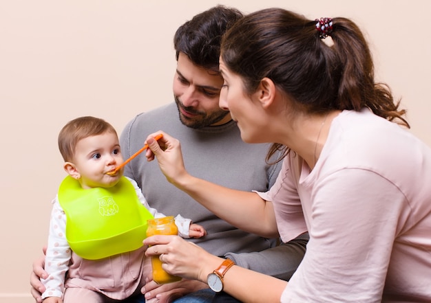 写真 赤ちゃんと両親の昼食