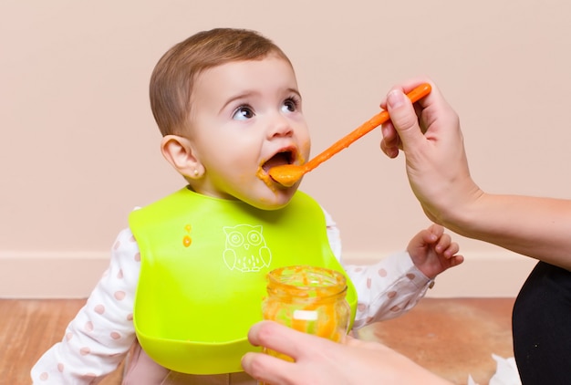 写真 赤ちゃんと両親の昼食