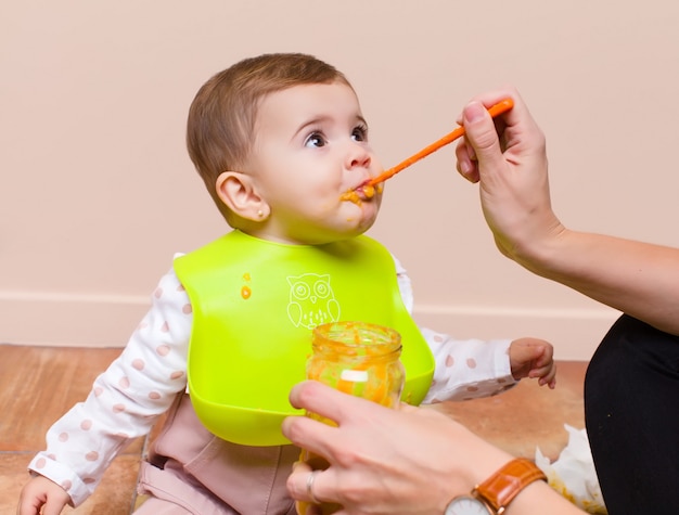 写真 赤ちゃんと両親の昼食