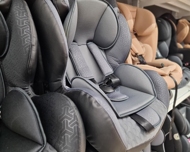 Foto baby-autozitjes in de winkel kinderveiligheid in de auto