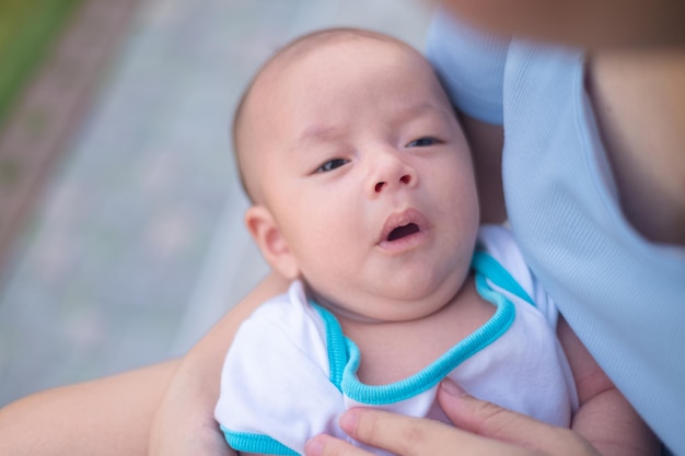 Baby baby met moeder thuis Moeder met baby pasgeboren liefde