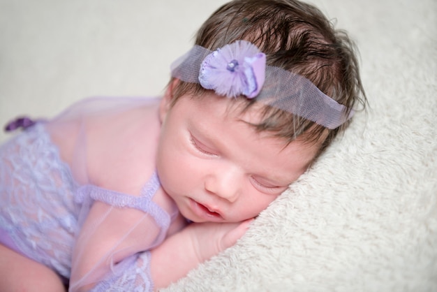 Baby babymeisje in kant violet outfit