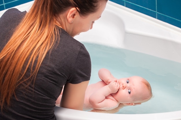 Bambino in un bagno. maternità.