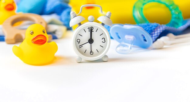 Accessori da bagno per bambini su sfondo bianco. messa a fuoco selettiva.