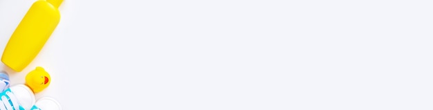 白い背景の上の赤ちゃんの入浴アクセサリー。セレクティブフォーカス。