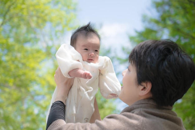 持ち上げられる赤ちゃん