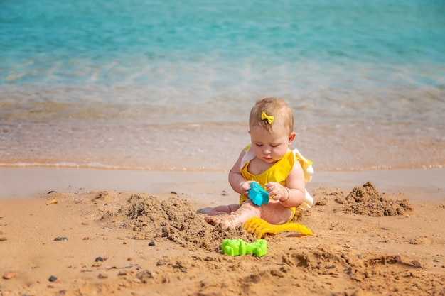 Ребенок на пляже у моря