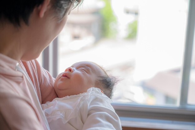 写真 抱かれる赤ちゃん