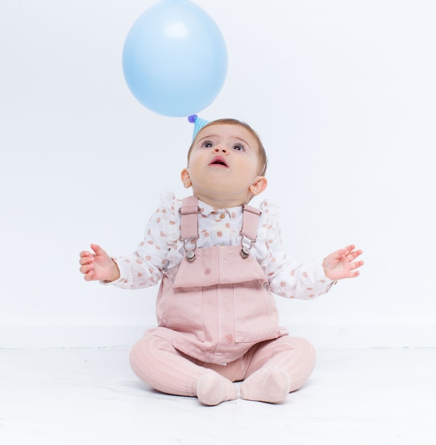 写真 風船で赤ちゃんの誕生日パーティー