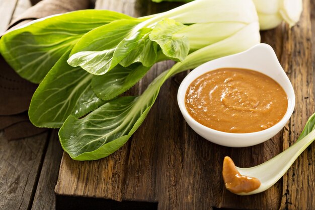 Photo baby bok choy with peanut sauce