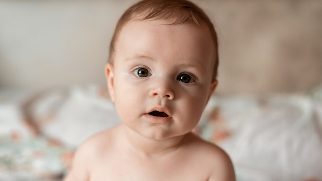 Photo baby boy on a bed