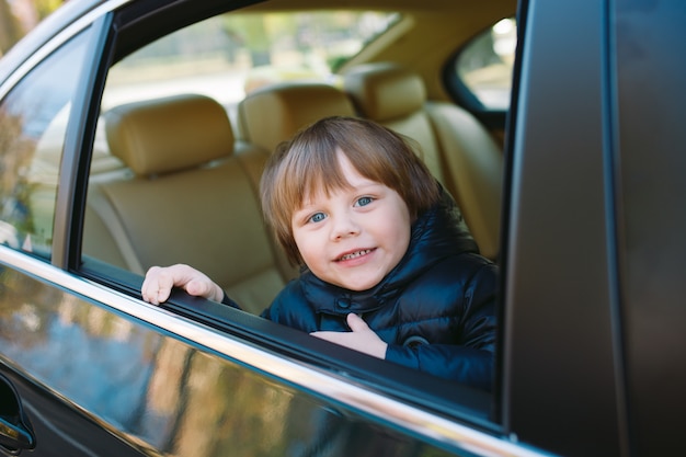 車の中で男の子。