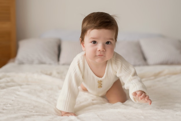 男の赤ちゃん 。子供の保護の日。幸せな子供時代。幼児の発達。教育木のおもちゃ。 。子供はおもちゃで遊ぶ。幸せな赤ん坊。