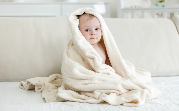入浴後、大きなタオルで覆われた男の子